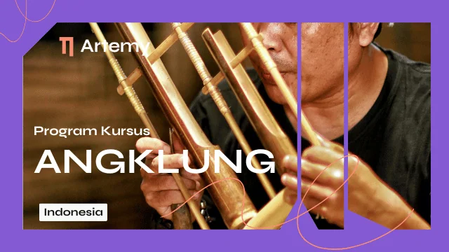 Siswa memainkan angklung diatonis bersama tutor privat Artemy alumni Saung Udjo Bandung