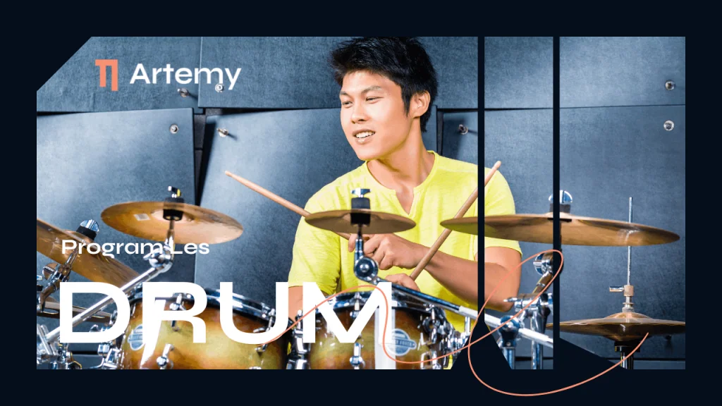 Siswa Artemy berlatih drum set akustik bersama tutor drummer profesional