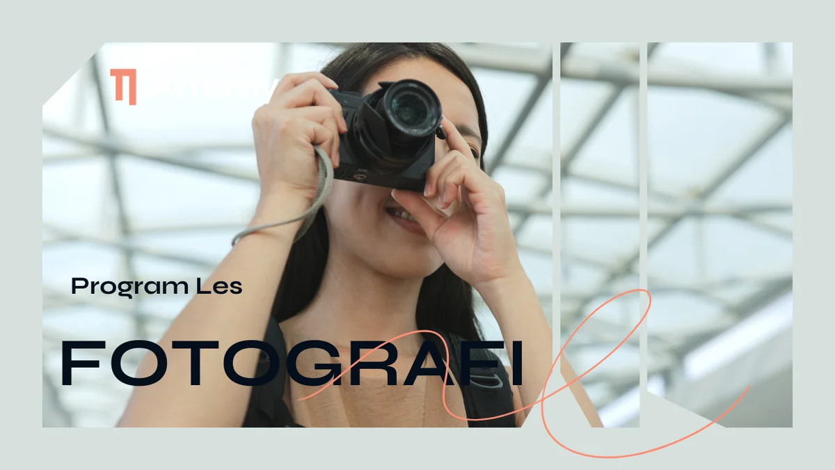 Kursus fotografi privat Artemy, siswa berlatih memotret portrait dengan cahaya jendela didampingi tutor fotografer profesional