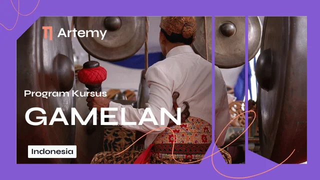 Siswa Artemy menabuh bonang barung bersama tutor karawitan di studio gamelan Jawa