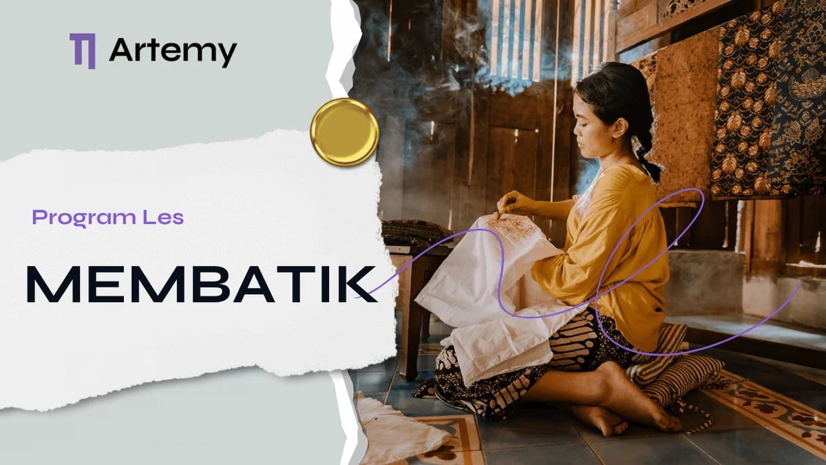Siswa dewasa berlatih membatik tulis dengan canting di atas kain mori putih yang direntang di gawangan, dibimbing pembatik Artemy pada sesi privat satu tutor satu siswa.